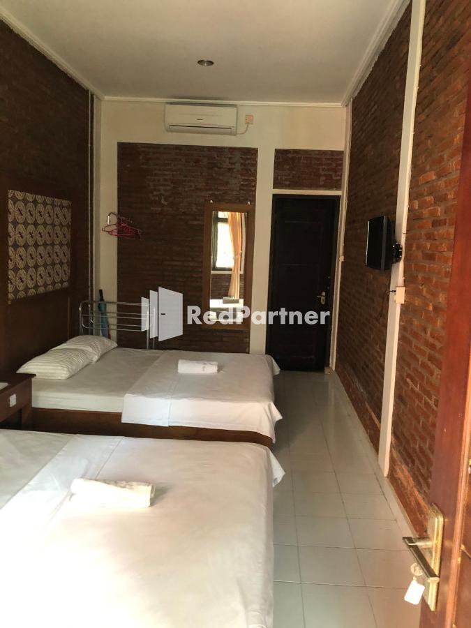 Rifka Annisa Guesthouse Syariah Redpartner ジョグジャカルタ エクステリア 写真