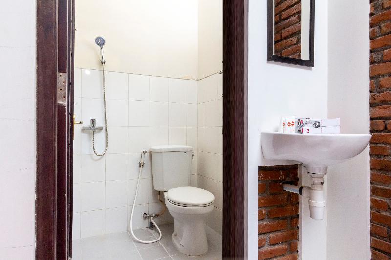 Rifka Annisa Guesthouse Syariah Redpartner ジョグジャカルタ エクステリア 写真